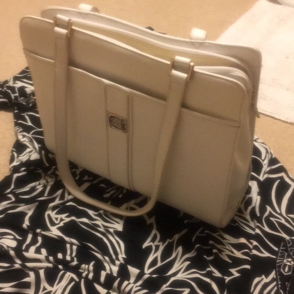 Vegan/Leather Shoulder Bag. - Picture 8 of 9